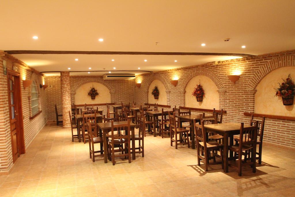 Hostal Restaurante Cuatro Caminos Калера-и-Чосас Экстерьер фото